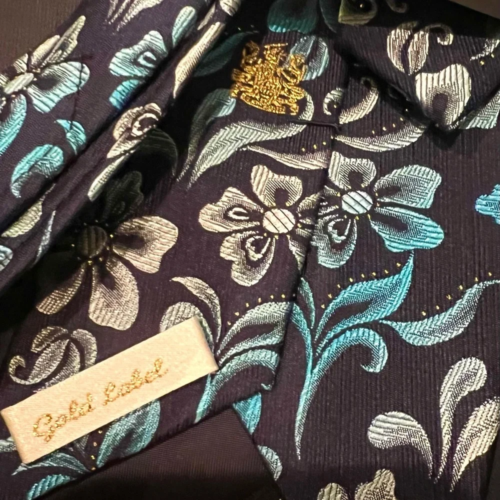 AQUASCUTUM London 6% Real Gold 94% Silk Blue Floral Mens Necktie Neck Tie NEW
